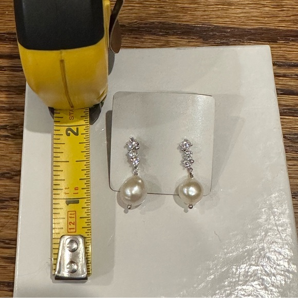 Pearl and crystal sparkly drop earrings - Picture 2 of 2